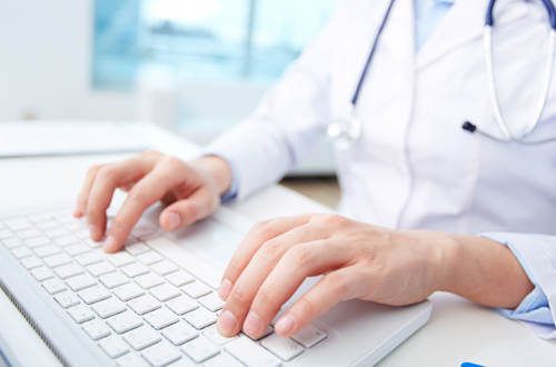 Médico en su consulta